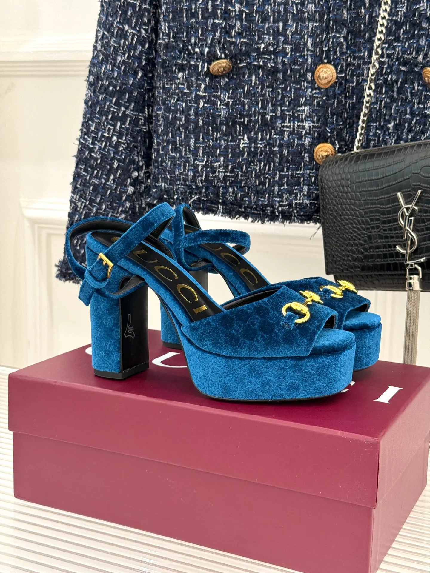 Factory direct sales p660🐘🐘Women's shoes Women's clothing Gucci/Gucci classic horsebit pointed velvet square toe waterproof platform high-heeled sandals When the classic horsebit meets velvet texture, these sandals have become synonymous with elegance and individuality. The square toe design breaks the sharpness of the pointed toe and adds a bit of retro laziness. The delicate velvet upper feels luxurious and shows a high-end texture with the flow of light and shadow. Every step brings a gentle aura. The iconic metal horsebit embellishes the shoe body, instantly awakening brand recognition and cleverly blending retro style with modern fashion. The golden ratio of waterproof platforms and high heels not only lengthens the leg lines but also reduces walking pressure, allowing elegance without compromising comfort. Whether worn with a gorgeous dress to attend a dinner party or paired with retro jeans for a daily look, it can easily hold the spotlight and become the finishing touch in the look, highlighting unique taste and extraordinary style. The fabric is made of original customized velvet and the inner pads are all sheepskin. Heel height: 10.8 Water platform: 3.3 Italian imported genuine leather outsole size: 35-39 (40/41/42 customized)